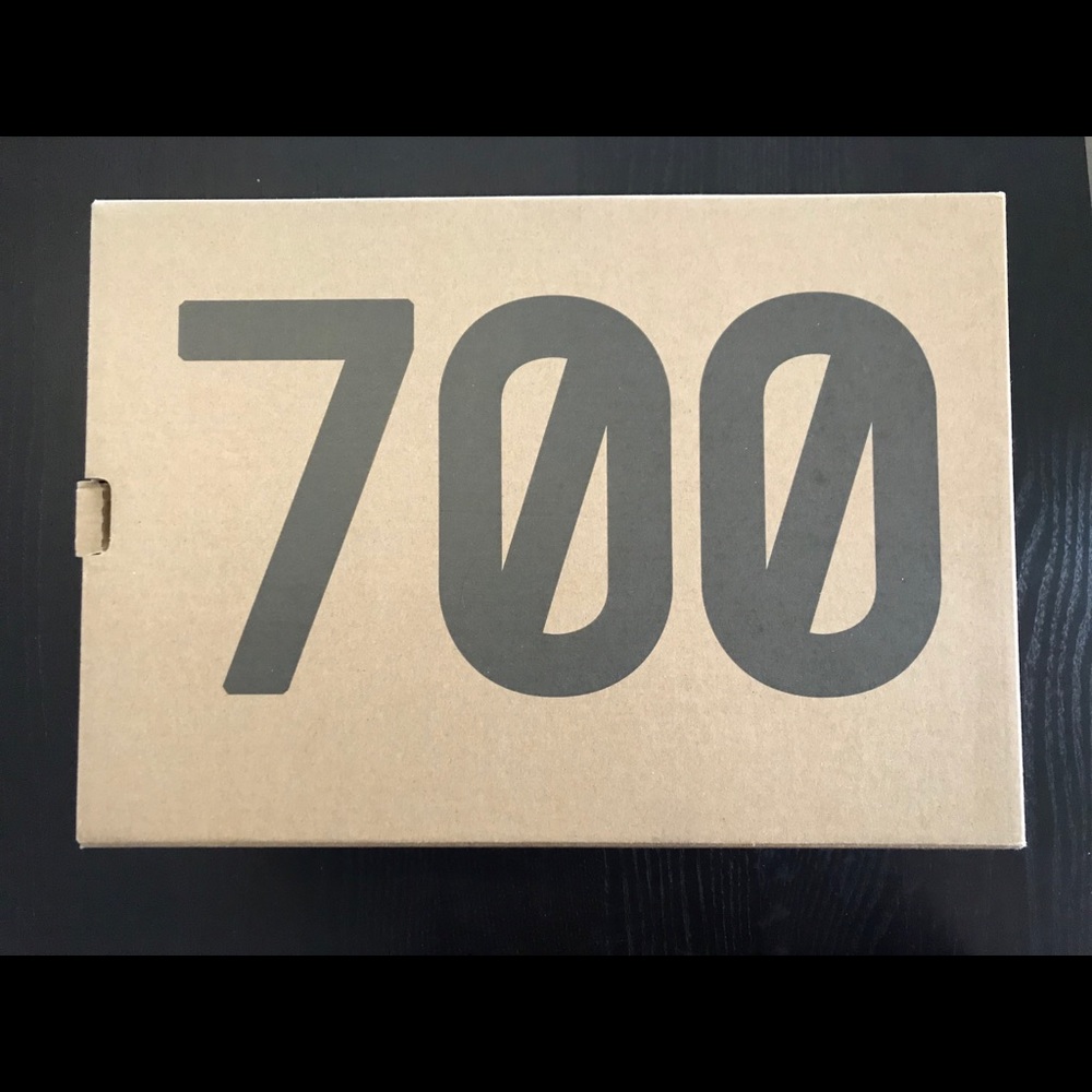 YEEZY BOOST 700 MUAVE